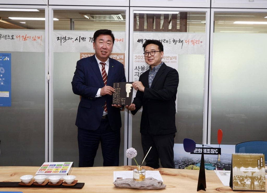 이범석 조직위원장(왼쪽)과 강익중 설치미술가. 