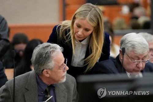 손배소를 제기한 테리 샌더슨과 얘기하는 귀네스 팰트로