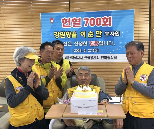 '헌혈 700회' 기록 달성한 이순만(65)씨