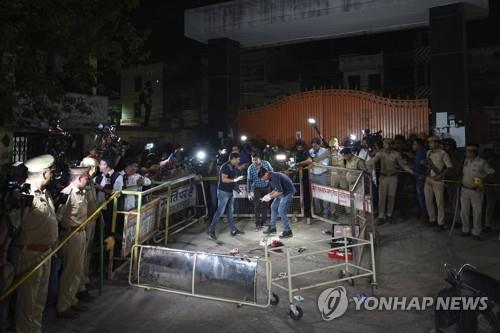 조폭 출신 인도 전 의원, TV 라이브 방송 중 총격 피살