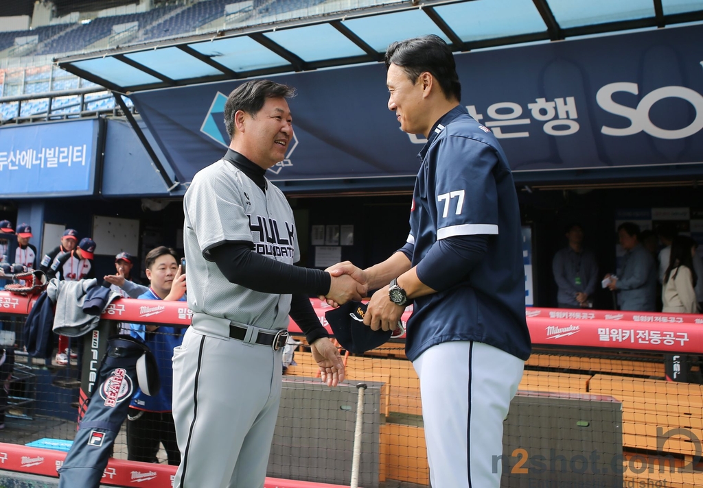 경기 전 이승엽 두산 감독과 만난 이만수 전 감독(왼쪽)