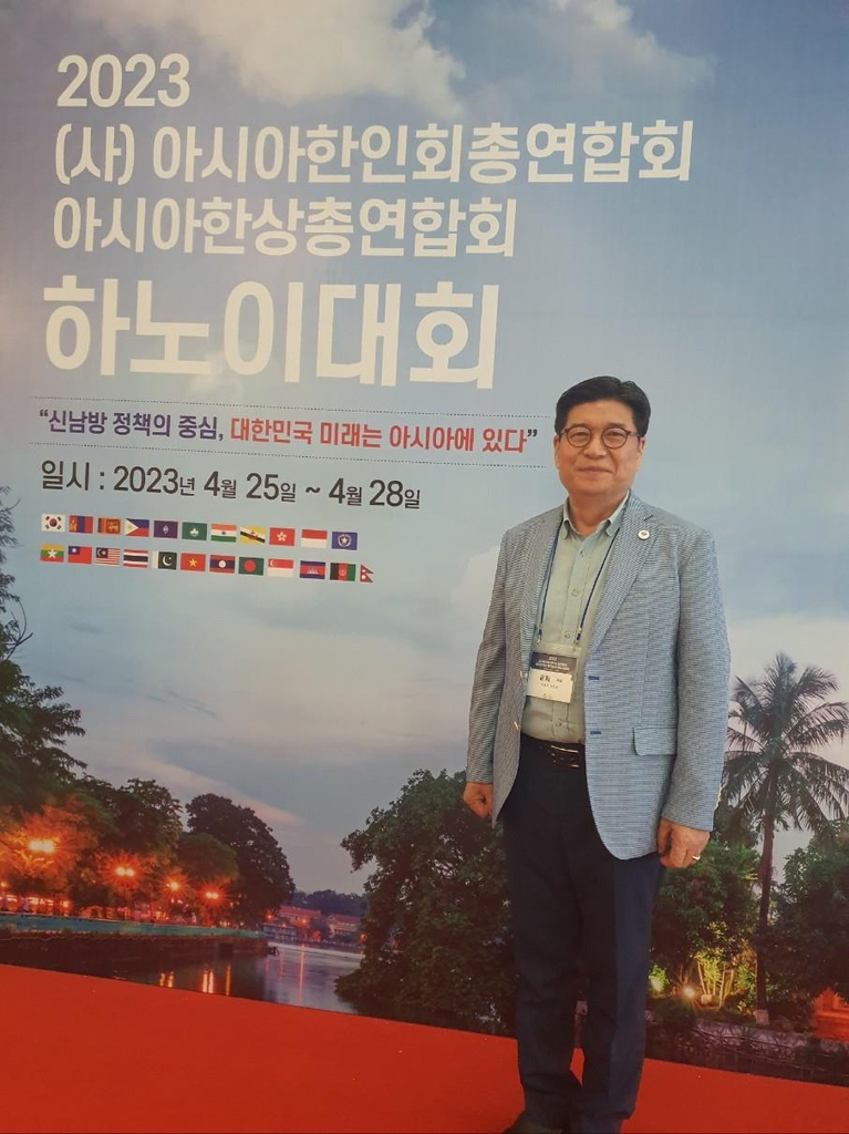 하노이대회 포트존에서 포즈를 취하는 윤희 회장 