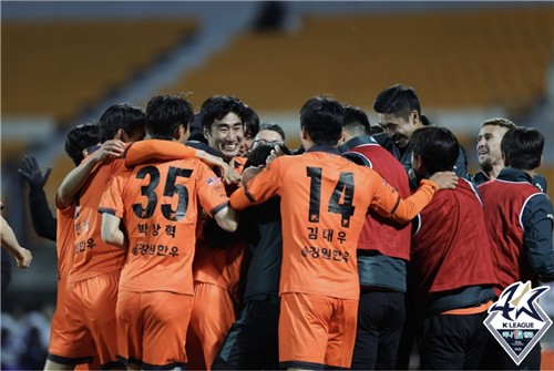 서울과 경기에서 3-2로 승리한 강원FC