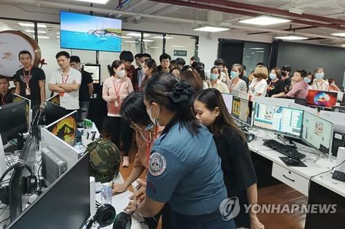 필리핀 경찰에 구출된 '취업사기 피해' 외국인들