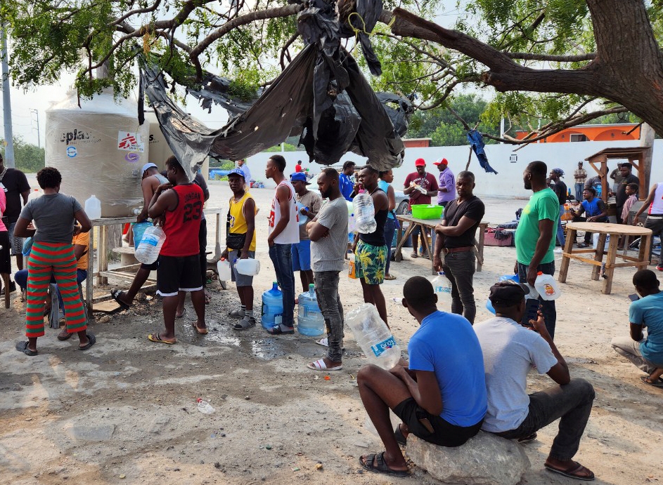 미국 접경지역 텐트촌서 물 보급을 기다리는 이민자