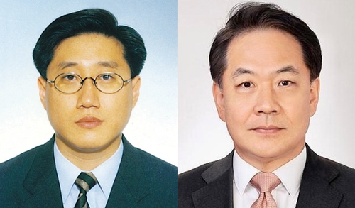 추승호(왼쪽) 연합뉴스TV 보도본부장과 이성철 한국일보 대표이사
