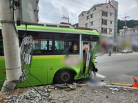 창원서 시내버스가 전신주 충돌…8명 다치고 일대 정전