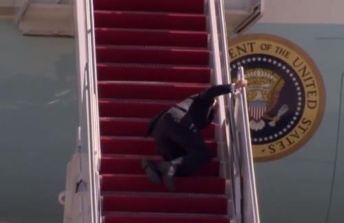 전용기 오르다 발 헛디뎌 넘어진 조 바이든 미국 대통령