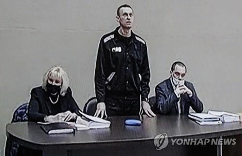 나발니가 교도소 내부 법정에서 열린 재판에서 발언하는 모습(2022.02.17)