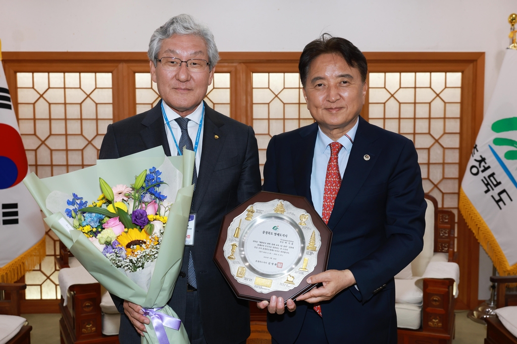 김영환 도지사(오른쪽)와 박기출 PG 오토모티브 홀딩스 회장.