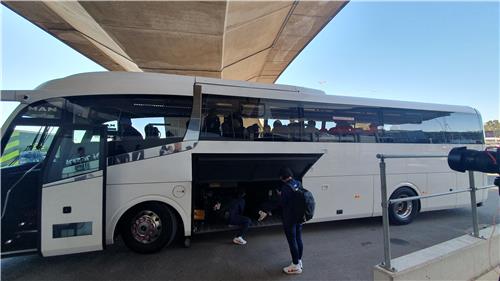 한국 여자축구대표팀이 승차한 대형 버스