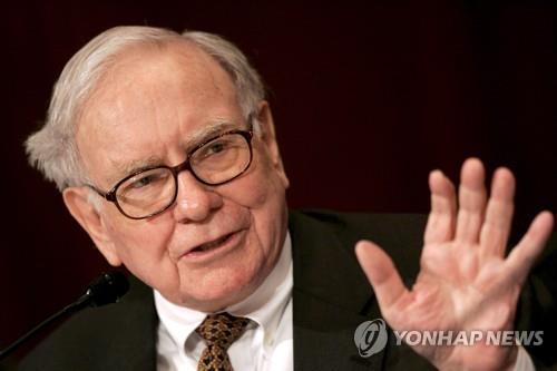 버핏, 美등급 강등에 "걱정할 일 아냐…국채 계속 살 것"