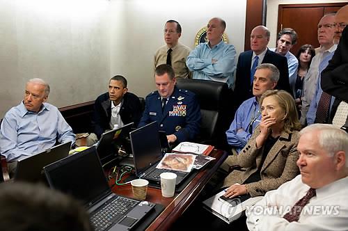 빈 라덴 사살 지켜보는 오바마 전 대통령과 참모진
