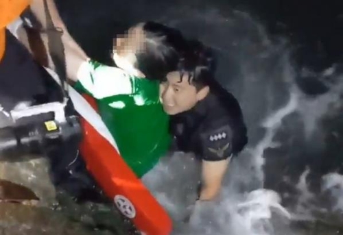 한밤중 바다에 빠진 여성 구조한 울산해경 해양경찰