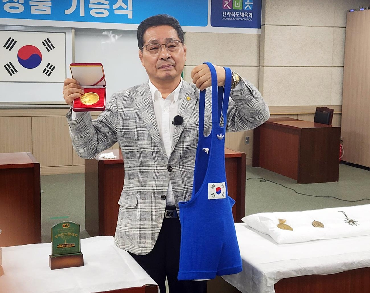 유인탁 전 진천선수촌장, LA올림픽 레슬링 금메달·경기복 기증