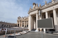 바티칸 성베드로광장의 삼성 전광판 본격가동…로고는 작고 옅게