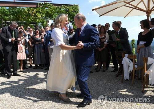 2018년 푸틴과 춤추는 크나이슬 전 오스트리아 외무부 장관 