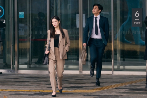예상한 만큼의 스토리와 재미…로맨틱 코미디 영화 '30일'