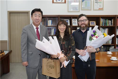 38년 만에 가족 찾은 미국 입양 40대 "감사하고 행복해"