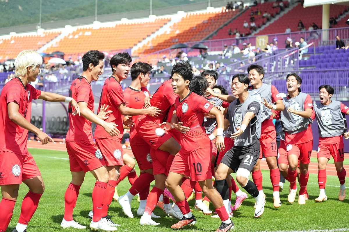 골세리머니를 펼치는 한국 대학선발 선수들