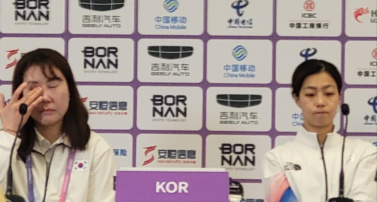 동메달 결정전 뒤 기자회견에서 눈물 닦는 정선민 감독(왼쪽)과 눈물 삼키는 이경은
