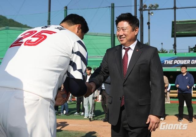 한동희와 인사하는 김태형 감독