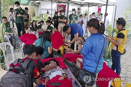 17일 필리핀 남부서 발생한 지진 피해 주민들