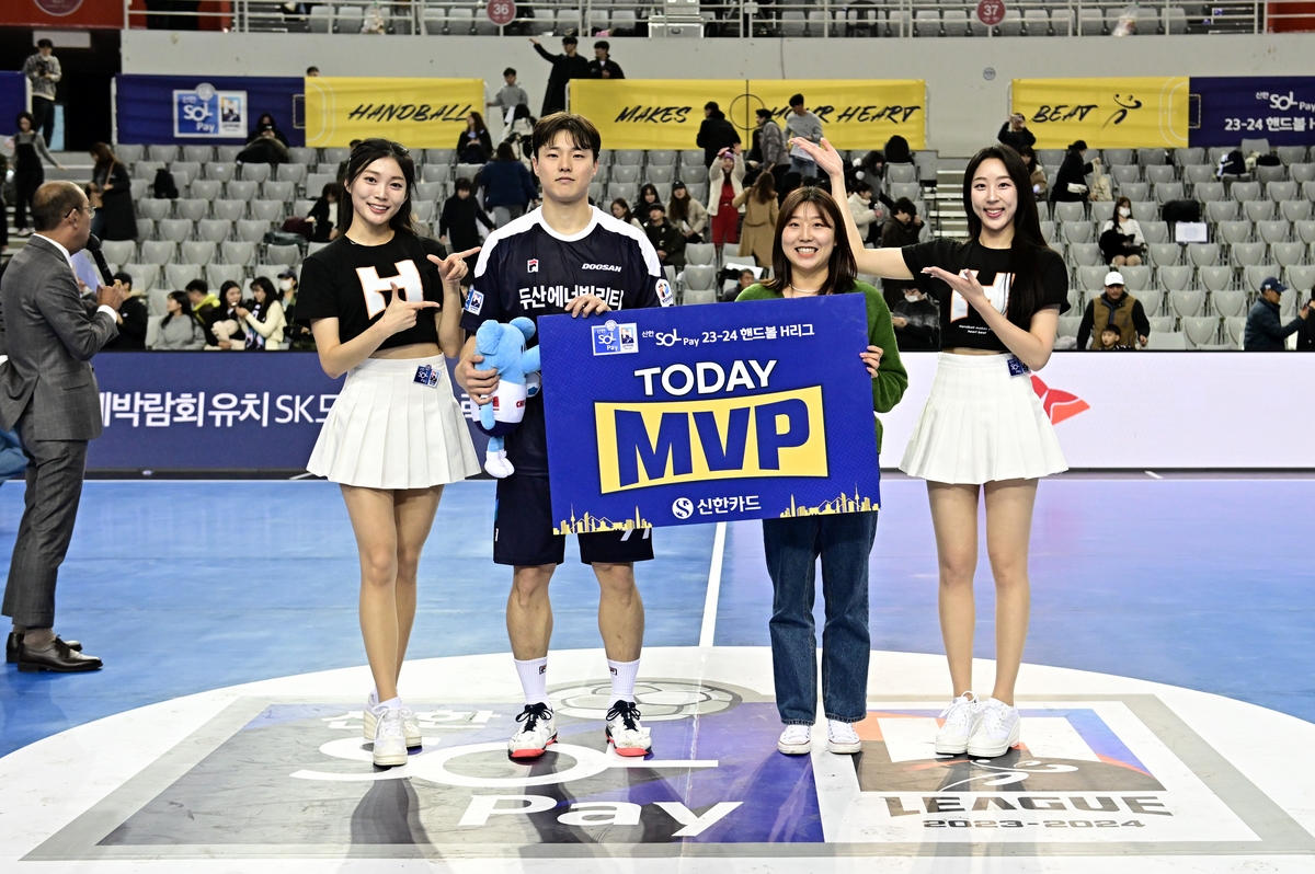 경기 MVP로 선정된 두산 김연빈(왼쪽에서 두 번째)