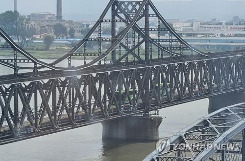지난 8월 신의주에서 단둥 넘어오는 북한 인력 운송 버스