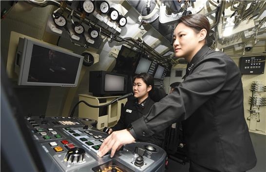 해군 첫 여군 잠수함 승조원 성주빈·유효진 대위