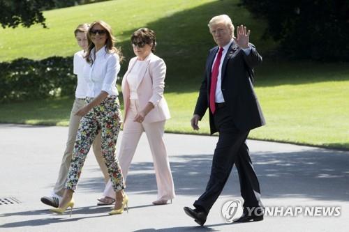 도널드 트럼프 전 대통령의 가족과 장모 아말리야 크나브스(가운데). 