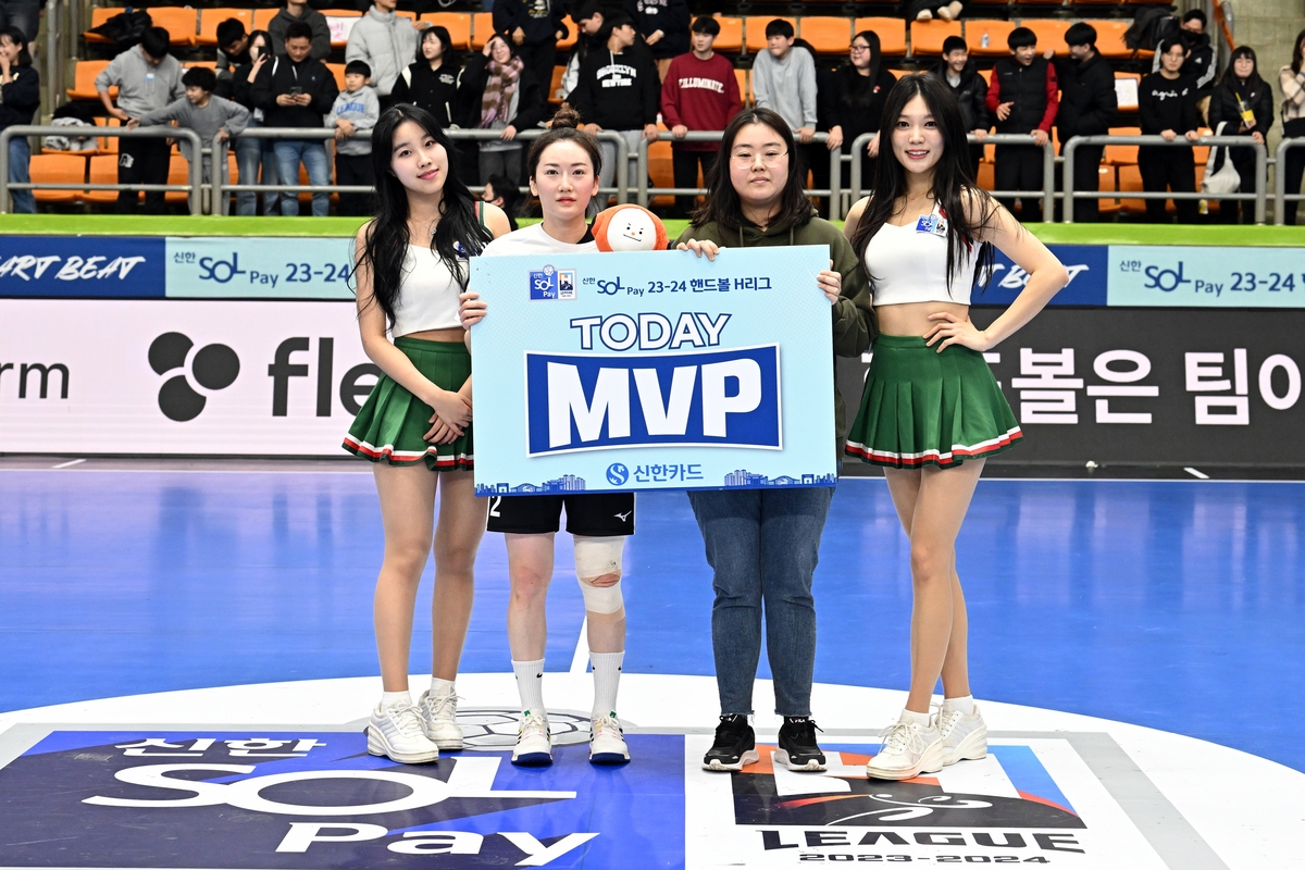 Samcheok City Hall Kim Seon-hwa (second from the left), who was selected as the best player of the game on the 12th.
