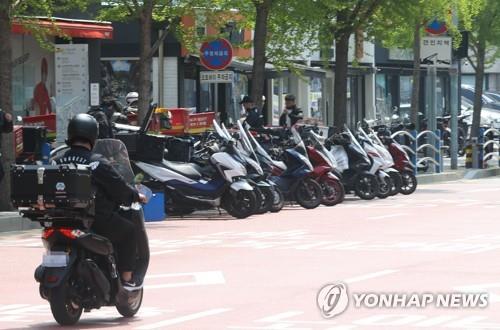  서울 용산구 한남동 거리에서 대기중인 배달 오토바이 모습.