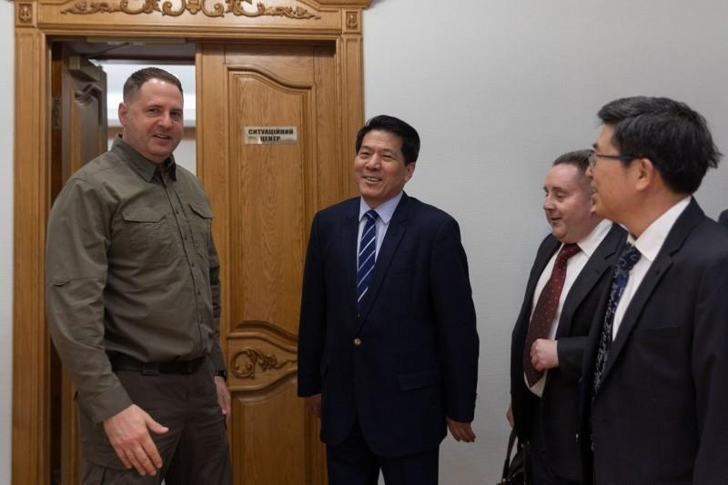예르마크 우크라이나 대통령 비서실장(왼쪽 첫번째과 리후이 대표(왼쪽 두번째)