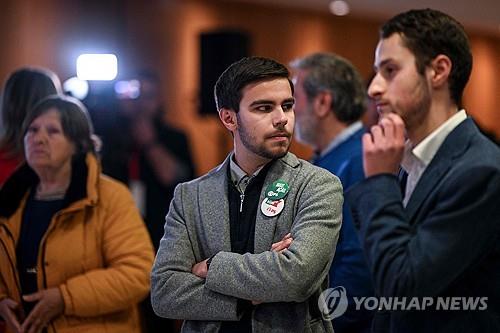 (리스본 AFP=연합뉴스) 포르투갈 집권 여당인 사회당의 지지자들이 10일(현지시간) 조기 총선 결과에 실망한 표정을 짓고 있다.