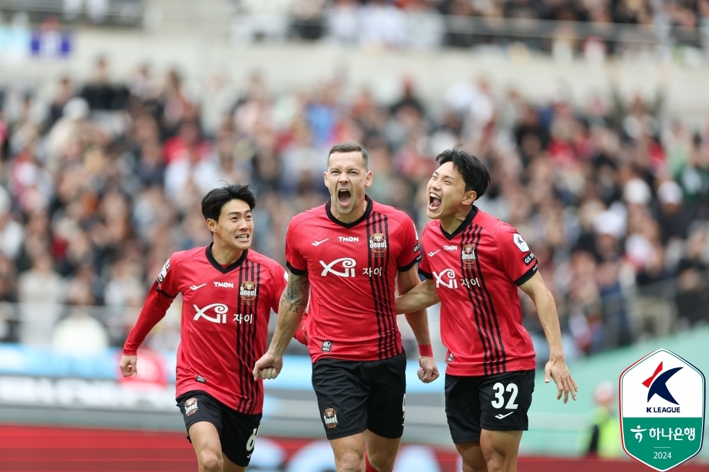 일류첸코(가운데)의 골에 기뻐하는 서울 선수들