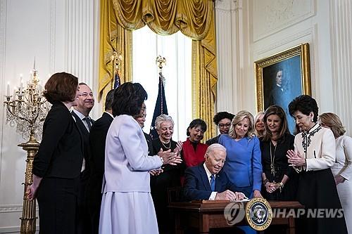 여성역사의 달 행사서 행정명령에 서명하는 바이든 미국 대통령