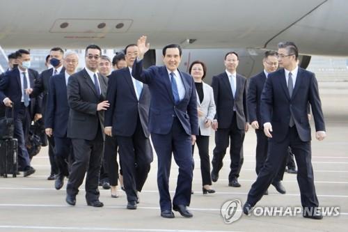 2023년 3월 中 상하이 공항 도착해 손 흔드는 마잉주 전 대만 총통