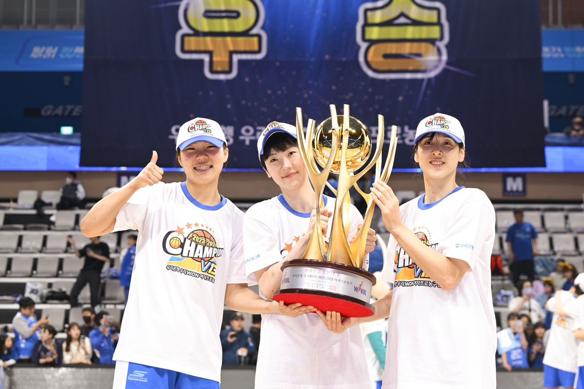 박지현, 박혜진, 김단비(왼쪽부터)