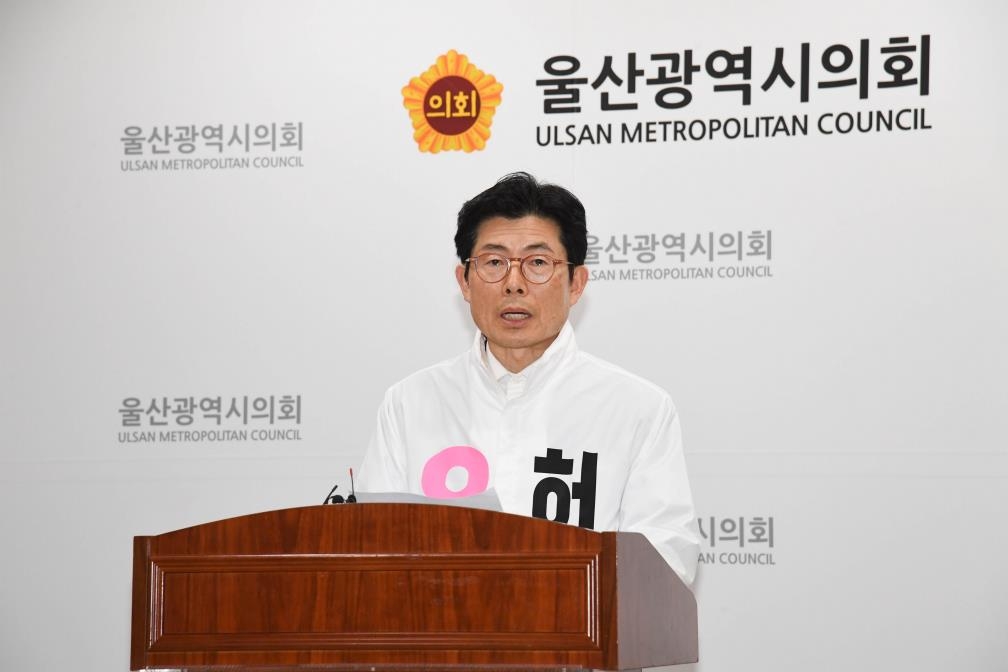 2일 오후 울산시의회 프레스센터에서 4·10 총선 울산 남구갑에 출마한 무소속 허언욱 후보가 국민의힘 후보와 보수 후보 단일화를 제안하는 내용의 기자회견을 하고 있다. [울산시의회 제공. 재판매 및 DB 금지]