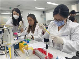 유전자원 관리 기술 연수받는 에콰도르 연구진