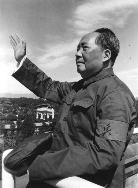 홍위병 완장을 차고 있는 마오쩌둥