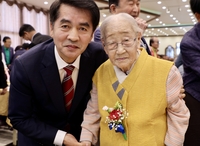'상수' 생일상 받은 보은 104세 할머니 "아직 견딜만해"