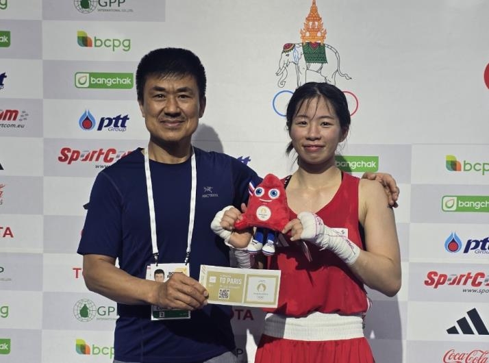 임애지(오른쪽)와 최찬웅 대한복싱협회 회장