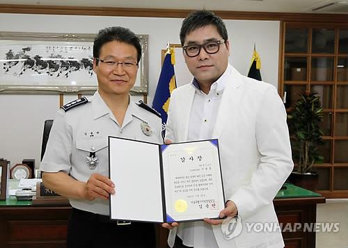 2012년 성추행범을 잡고 경찰로부터 감사장을 받은 이병훈 전 해설위원(오른쪽)