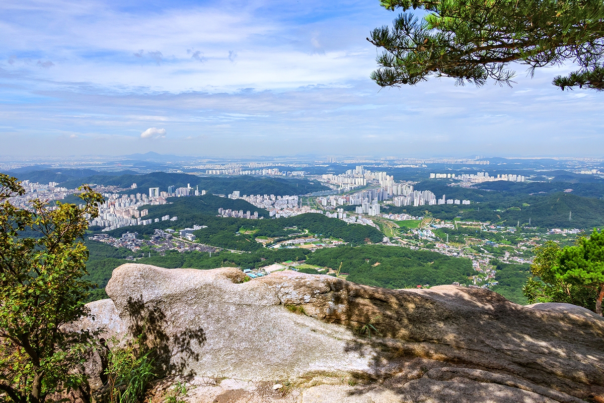 의상능선에서 바라본 고양시와 서해[사진/백승렬 기자]