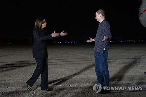 해리스 부통령과 인사하는 에반 게르시코비치