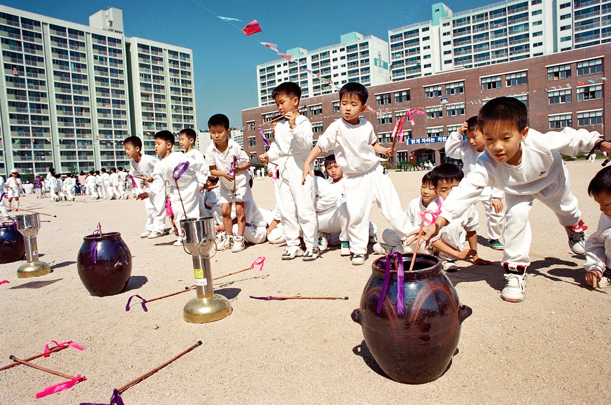 서울 강서구 치현초등학교 전통 놀이 운동회에서 투호 놀이를 하고 있다. 1995년 [연합뉴스 자료사진]