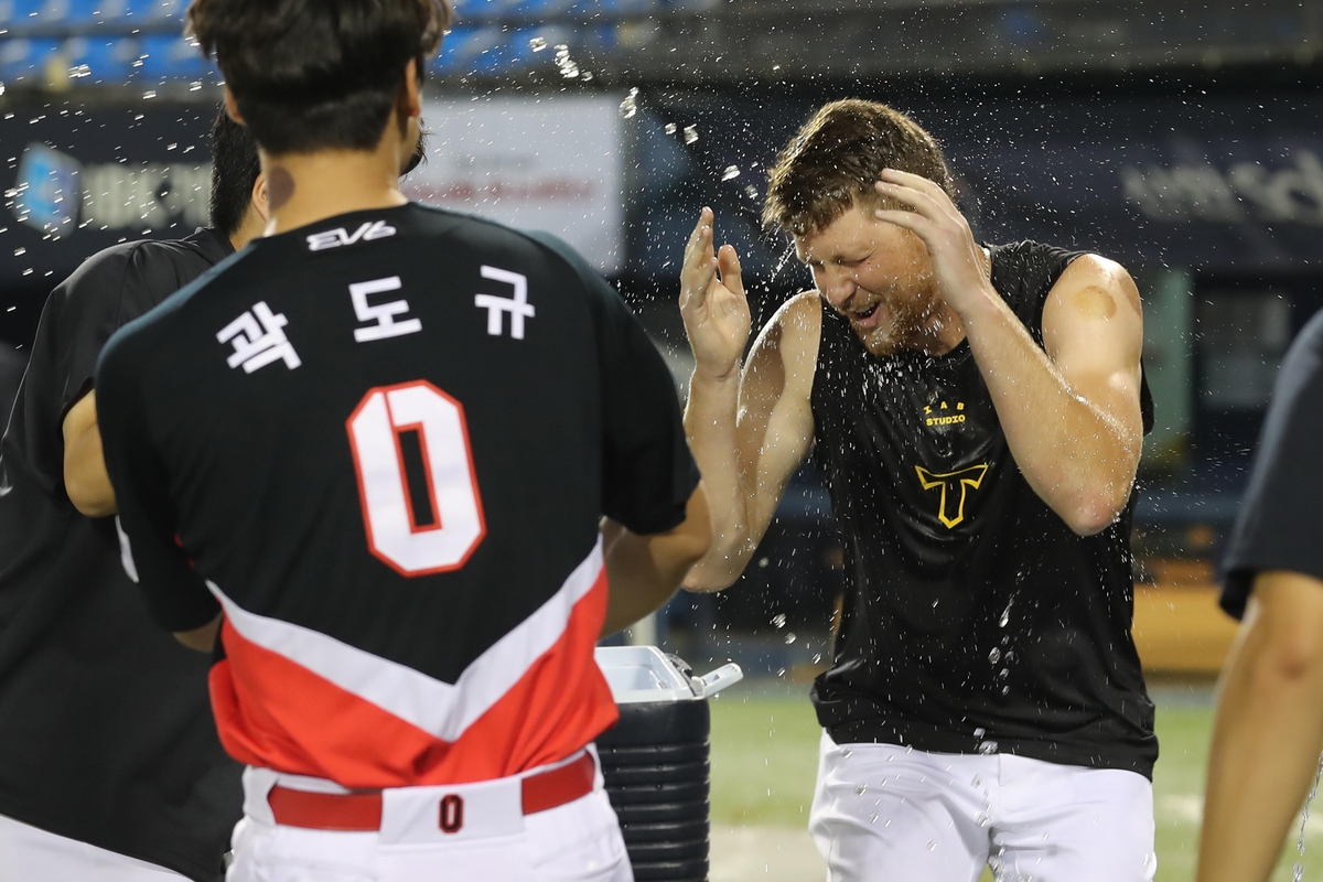 동료들에게 축하 물세례를 받는 라우어