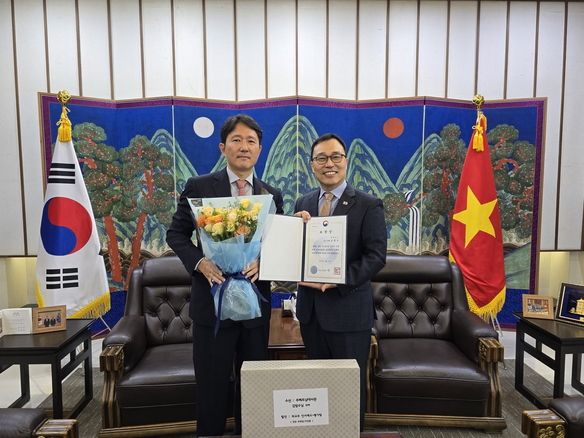 외교부 장관 표창을 받은 김범수 연합뉴스 전 하노이 특파원